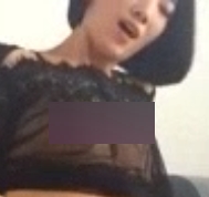 沙发上短发气质女友