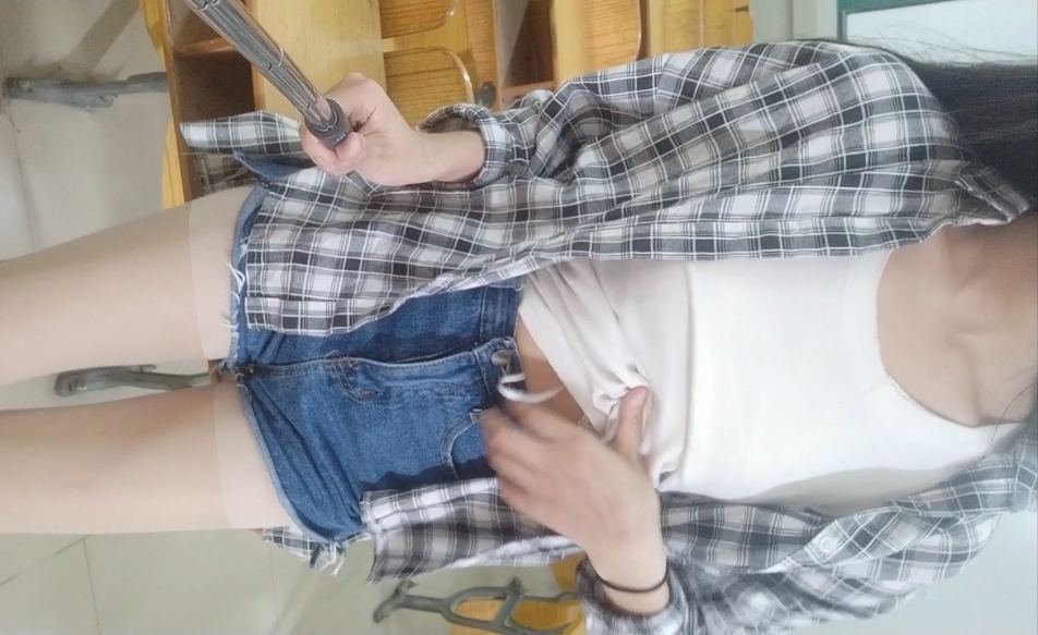 肉丝美腿学生学校大教室有尺度自拍+