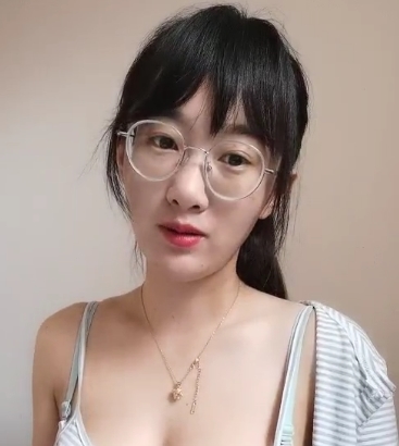 年轻教师在办公室备课竟然还偷偷用玩具+