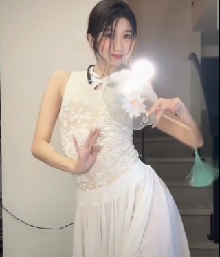 抖音众美女主播直播间战术性擦边zou+guang