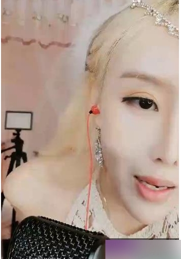 网络女歌手《热鲨》高价收费房