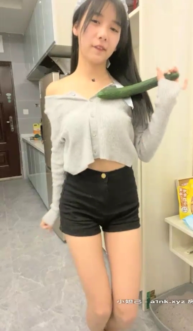 果冻传媒『杨葱葱』萌妹子单腿白丝果舞