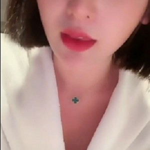 火辣身材美女情难自禁