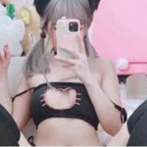 《绯红小猫》高颜值主播作品合集，让你沉醉斗鱼的人气之选！