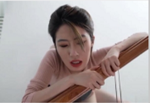 空姐与副机长共事，丈夫在一楼看报纸