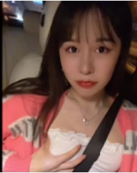 TS张思妮店里的TS系列商品，肤色白皙，容貌美丽，适合张思妮店里的女性顾客购买。