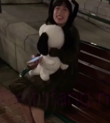 街上奇怪玩具挑逗妹子