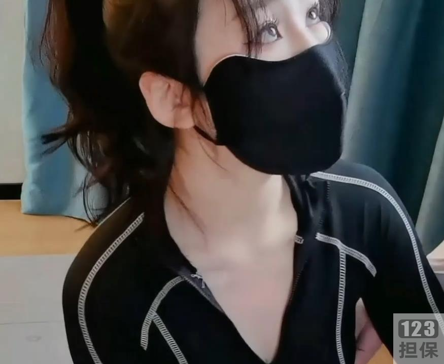 窈窕身材的车模女神淑怡