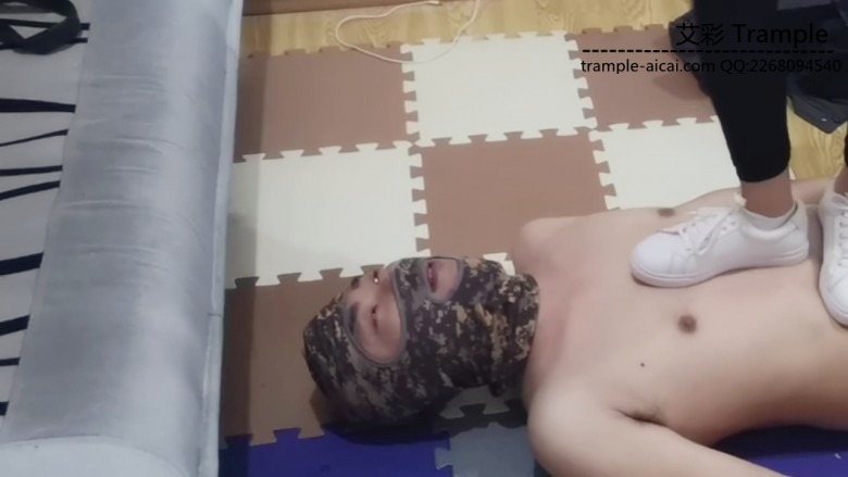 《傲柔口水指教+小白鞋踩踏高清视频》