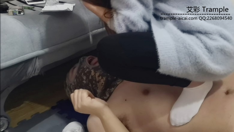 《傲柔口水指教+小白鞋踩踏高清视频》