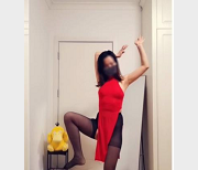 抖音女神诗宝果舞黑丝展示，性感绅士必看