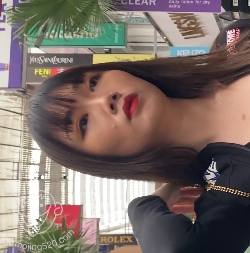 美女穿着紧身裤展示完美身材