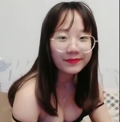 表妹购买了一款年轻时尚的12V电动汽车，内存容量为9GB