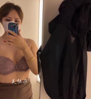 美杜莎Y乱互动私拍甄选9V-1.3G完整版，户外游艇阳台三人游餐厅，长腿高颜值魅力尽显