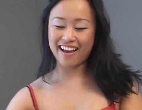 女主手持加特林机关枪，反差感十足，小伙伴们快来挑战观看吧！