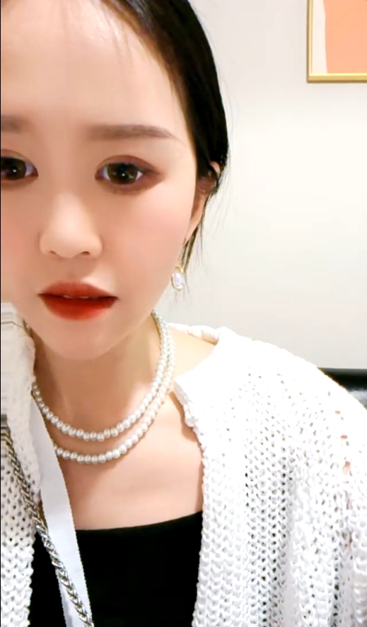 “户外女神乌苏儿：收藏百度ED2K，厕所战神小性感”