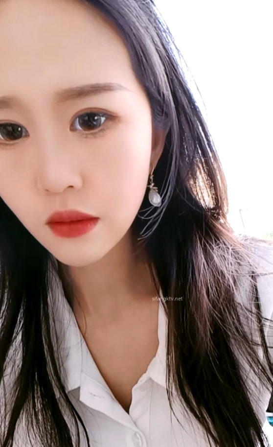“户外女神乌苏儿：收藏百度ED2K，厕所战神小性感”