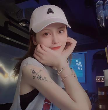 南航空姐火爆自拍视频，短资源露脸棒棒糖，解压教程附送