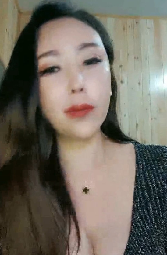 “骚气御姐展示28v15.3g匕首”