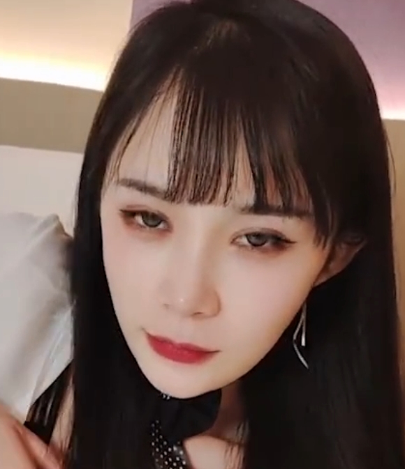 富豪学生帮助实习美女老师糖糖解决欠款困境，温暖心灵