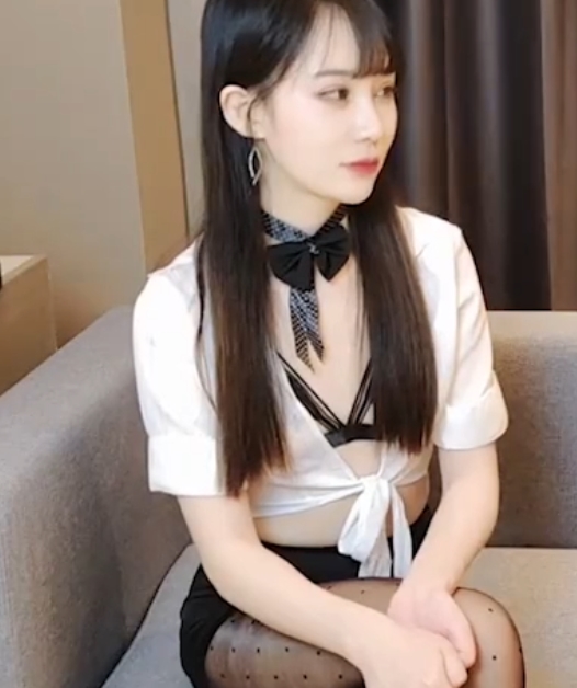 富豪学生帮助实习美女老师糖糖解决欠款困境，温暖心灵