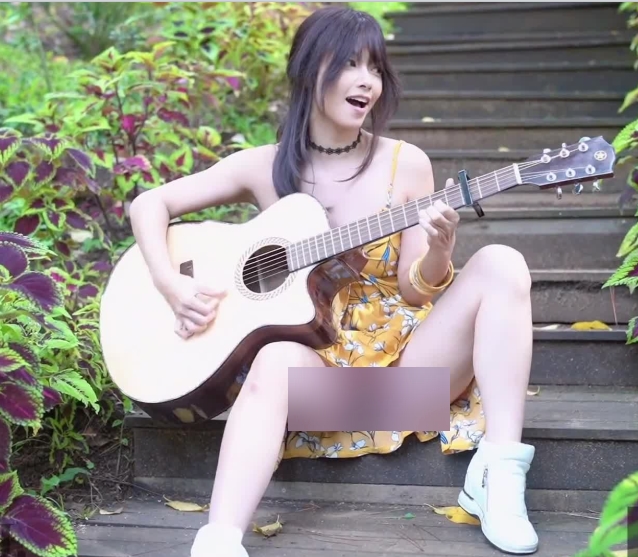 虎牙网红浮力姬JasmineJ：亚裔女神的清纯身材征服欧美圈