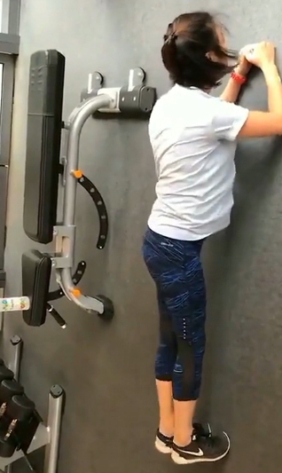 展示了自己健康、自信、积极的生活态度，同时也让更多人了解到健身的乐趣和意义。如果你也想像莉莉一样拥有健康的身体和积极的心态，不妨来观看她的自拍作品小合集，一起感受健身之美吧！