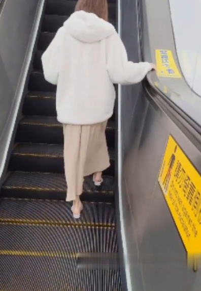 转载百度盘美眉抄底合集1V图片，某处又肥又滑