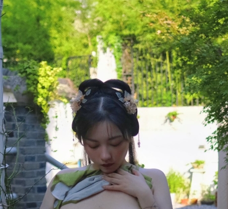展示系抖M福利姬酒月最新尺度私拍合集530P201M，古装颜值身材加分，推荐下载