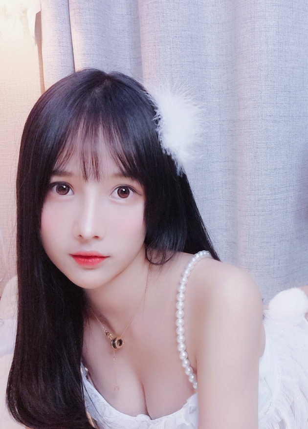 小小奶瓶儿推特纯欲风套图视频7V合集5.88G太上头了