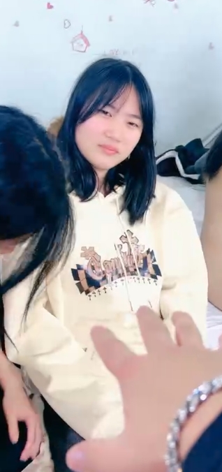 抖音00后嫩妹团建狂欢视频1V860M太粉了